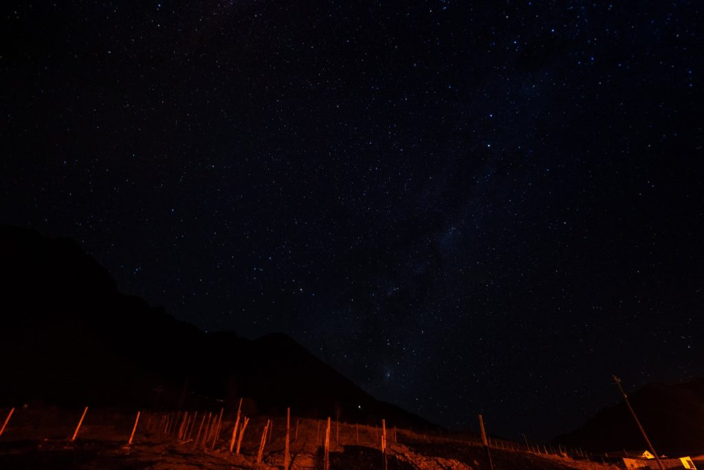 Cielo nocturno sobre las montañas de Río Hurtado