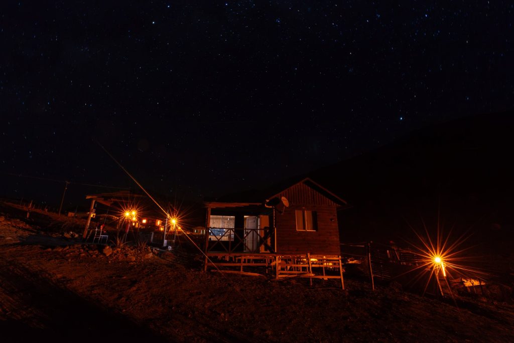 Cabañas iluminadas bajo el cielo nocturno