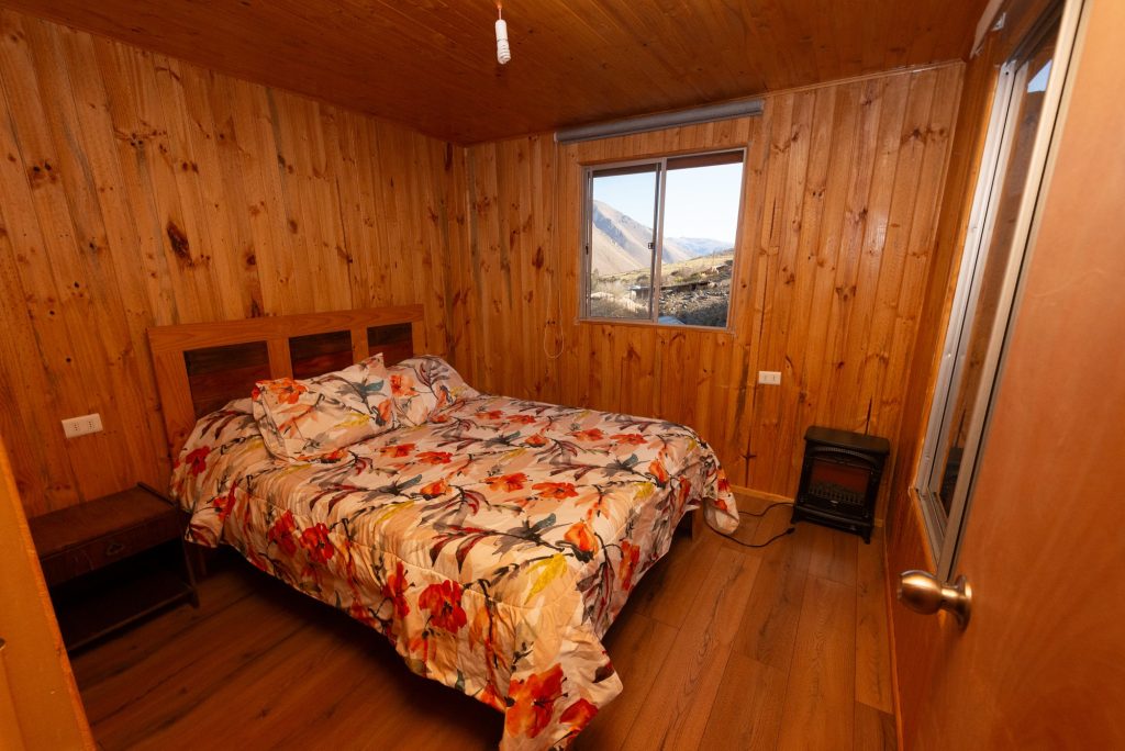Dormitorio de madera con cama matrimonial