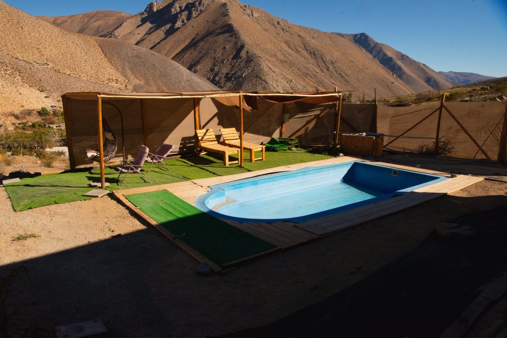 Piscina y quincho frente a las montañas