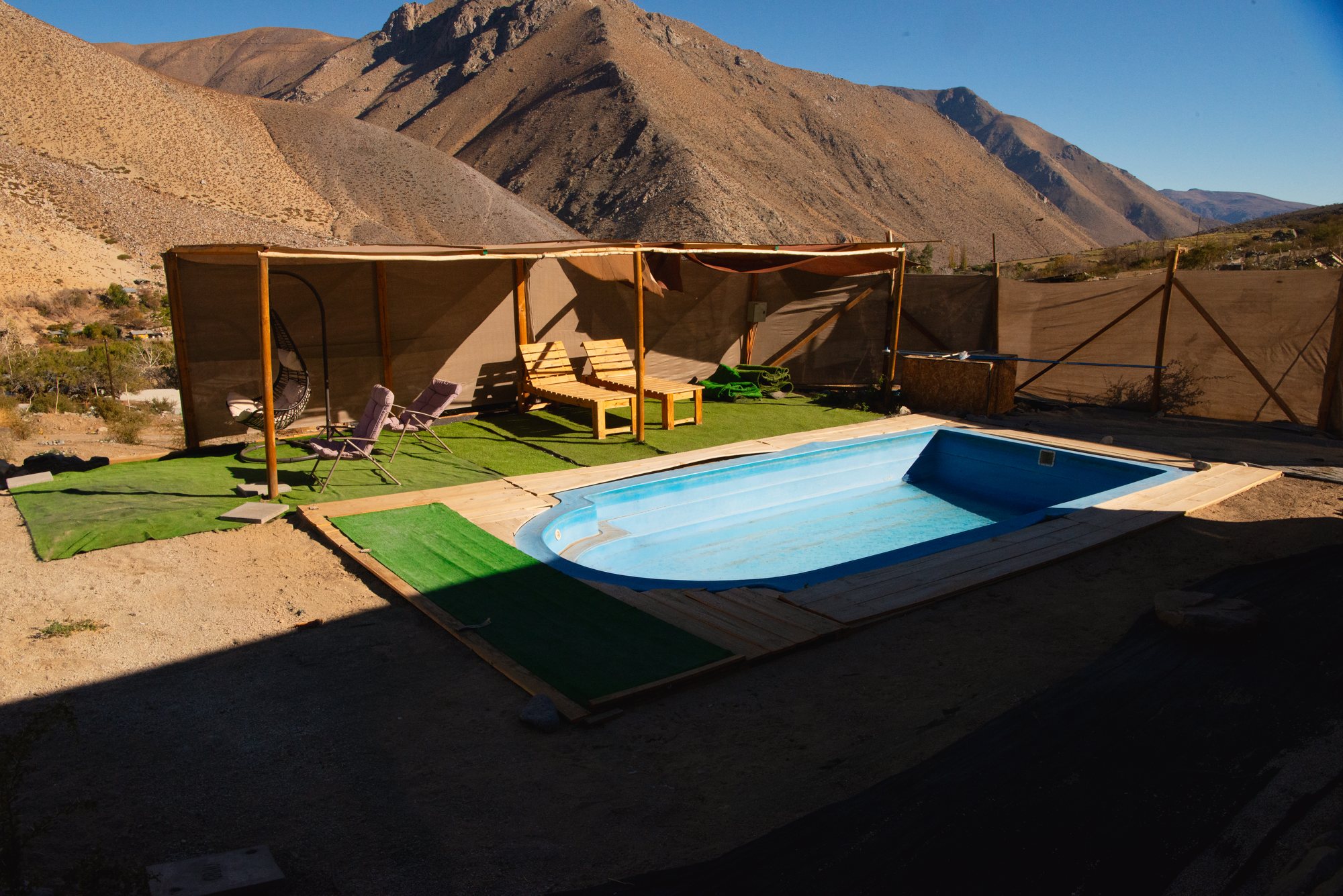 Piscina y quincho frente a las montañas