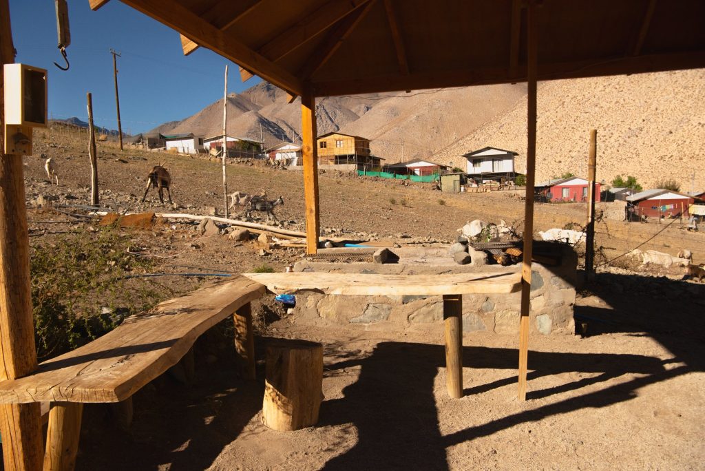 Espacio exterior techado con mesas