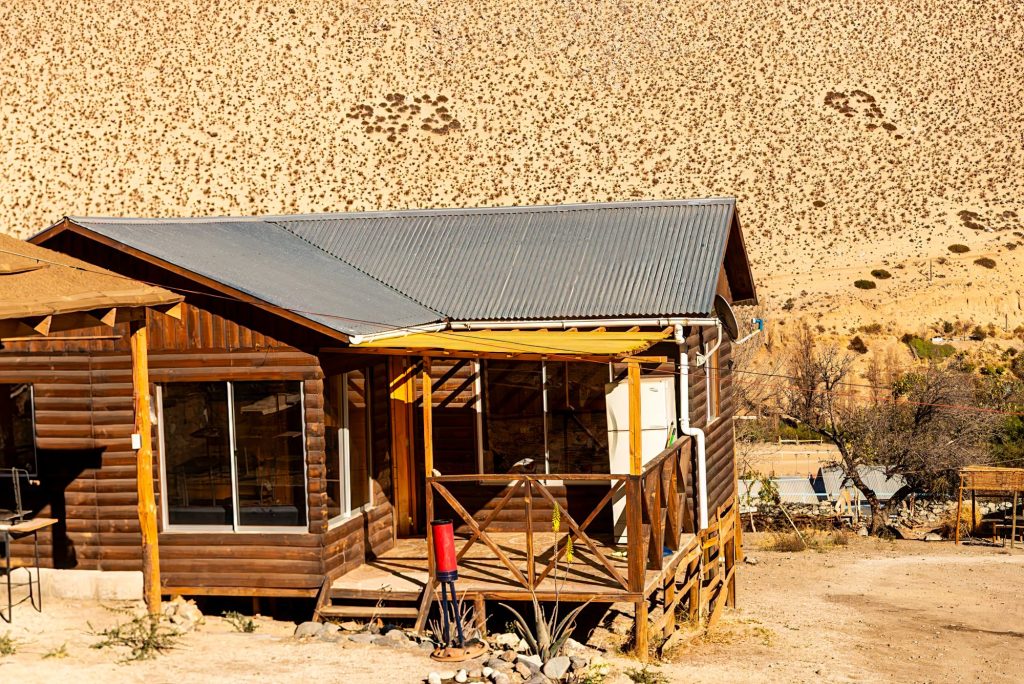 Exterior de una cabaña con terraza de madera