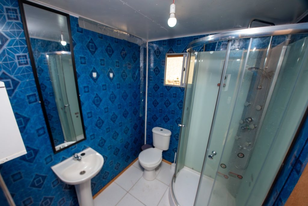 Baño de una cabaña con ducha